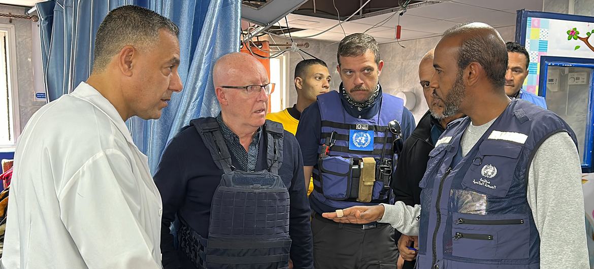 Le Coordonnateur humanitaire Jamie McGoldrick (deuxième à gauche), visite l'hôpital Kamal Adwan, au nord de la bande de Gaza.