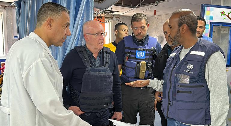 منسق الأمم المتحدة للشؤون الإنسانية جيمي ماكغولدريك (الثاني من اليسار) يزور مستشفى كمال عدوان شمال قطاع غزة.