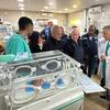 O coordenador humanitário interino da ONU, Jamie McGoldrick (centro) visita o hospital Kamal Adwan, o único hospital pediátrico no norte de Gaza