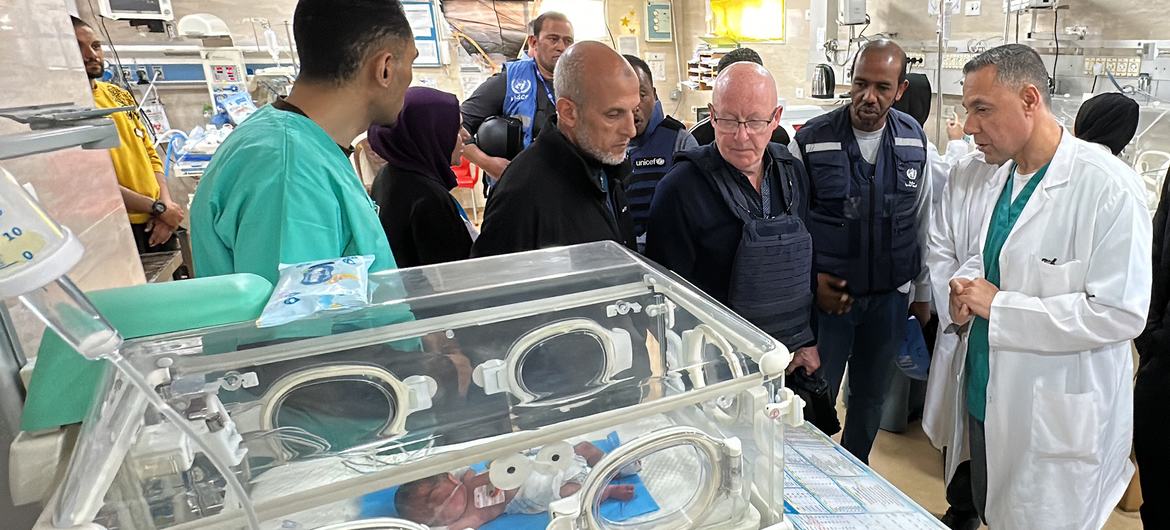 O coordenador humanitário interino da ONU, Jamie McGoldrick (centro) visita o hospital Kamal Adwan, o único hospital pediátrico no norte de Gaza