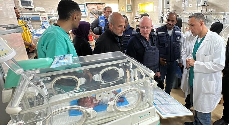 联合国加沙人道主义协调员杰米·麦戈德里克（中）走访卡迈勒·阿德万医院，这是加沙北部唯一的儿科医院。