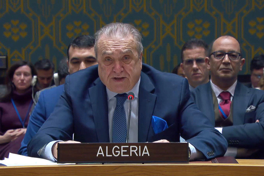 阿尔及利亚常驻联合国代表阿马尔·本贾马大使在安理会会议上就中东局势，包括巴勒斯坦问题发表讲话。