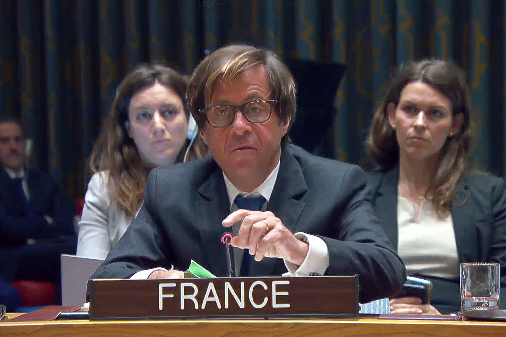 UN मध्ये फ्रान्सचे स्थायी प्रतिनिधी राजदूत निकोलस डी रिव्हिएर, पॅलेस्टिनी प्रश्नासह मध्य पूर्वेतील परिस्थितीवर सुरक्षा परिषदेच्या बैठकीला संबोधित करतात.