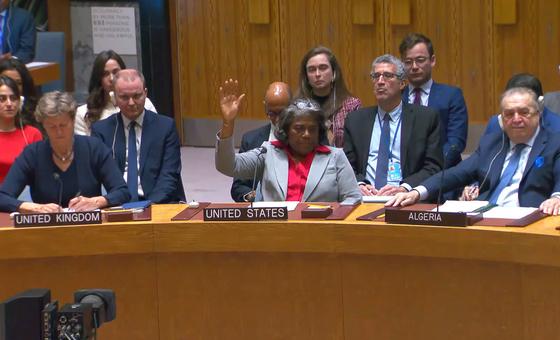 L'Ambassadrice Linda Thomas-Greenfield, représentante permanente des États-Unis auprès de l'ONU, vote la résolution exigeant un cessez-le-feu immédiat à Gaza pour le mois de Ramadan.