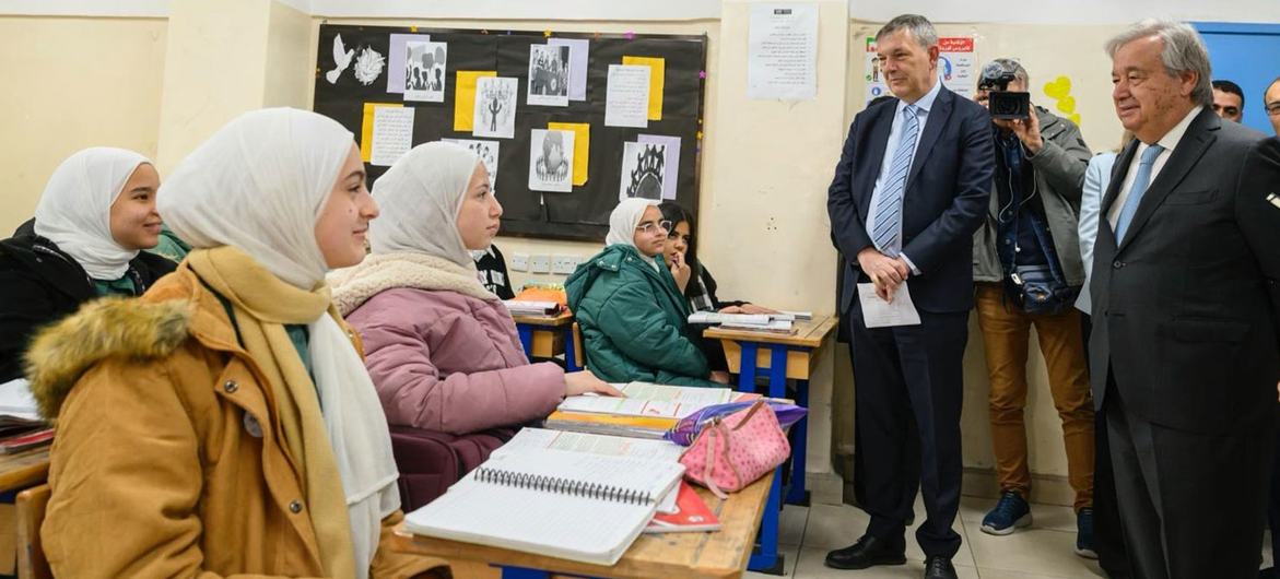سیکرٹری جنرل انتونیو گوتیرش اردن کے شہر عمان میں ’انرا‘ کے تحت کام کرنے والے فلسطینی پناہ گزینوں کے کیمپ میں ایک سکول کے دورے کے دوران طلباء سے بات چیت کر رہے ہیں۔