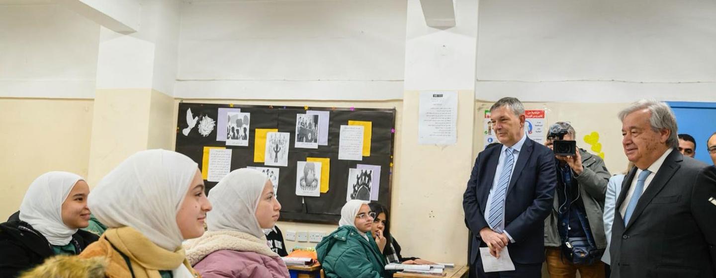 الأمين العام يتحدث مع طالبات فلسطينيات في مدرسة تابعة لوكالة إغاثة وتشغيل لاجئي فلسطين (الأونروا) في العاصمة الأردنية عمان.
