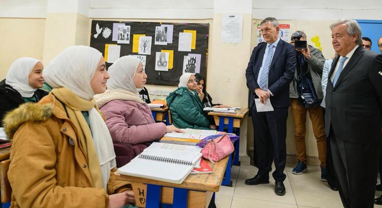 联合国秘书长安东尼奥·古特雷斯（右）在约旦安曼的一所近东救济工程处学校与学生互动。