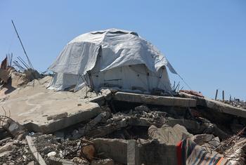 Una tienda de campaña instalada por los residentes sobre las ruinas de su casa destruida en el campamento de Jabalia, al norte de Gaza.