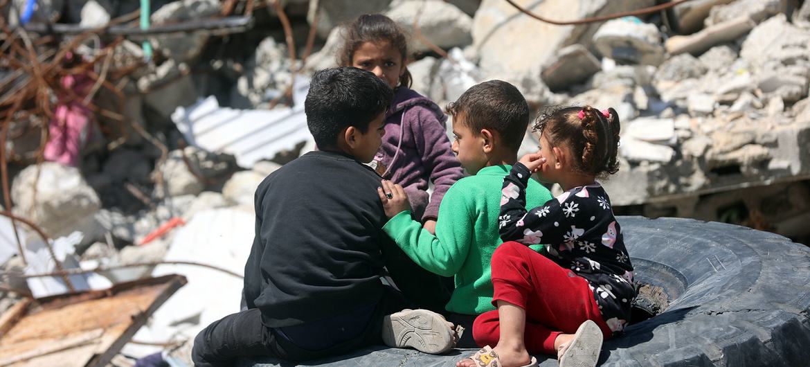 Niños palestinos sentados entre los escombros de las casas destruidas en el campo de Jabalia, al norte de Gaza.