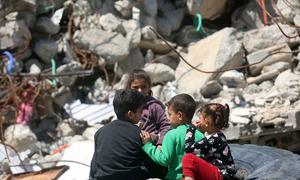 Niños palestinos sentados entre los escombros de las casas destruidas en el campo de Jabalia, al norte de Gaza.
