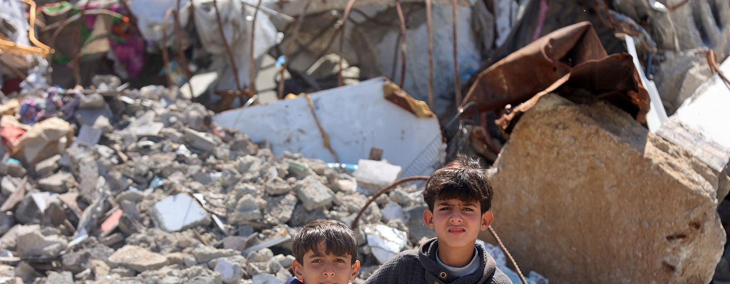 Niños palestinos sentados entre los escombros de las casas destruidas en el campo de Yabalia, al norte de Gaza.