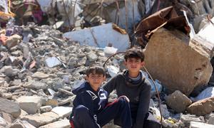 Niños palestinos sentados entre los escombros de las casas destruidas en el campo de Yabalia, al norte de Gaza.