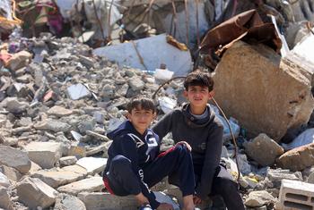 Niños palestinos sentados entre los escombros de las casas destruidas en el campo de Yabalia, al norte de Gaza.