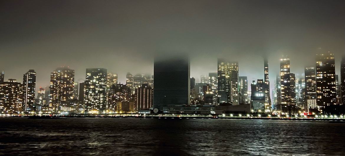 纽约联合国总部大楼为”地球一小时“活动熄灯。（2023年3月25日拍摄）
