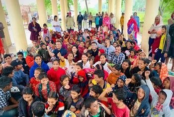 भारत में यूनेस्को-आईओसी द्वारा आयोजित सुनामी रेडी प्रोग्राम कार्यक्रम में बच्चों और वयस्कों सहित लोगों का एक बड़ा समूह भाग ले रहा है और एक समूह तस्वीर के लिए पोज दे रहा है।