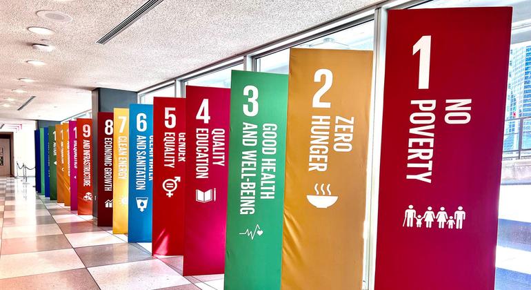 Холл в штаб-квартире ООН в Нью-Йорке со стендами, посвященными Целям устойчивого развития. . 