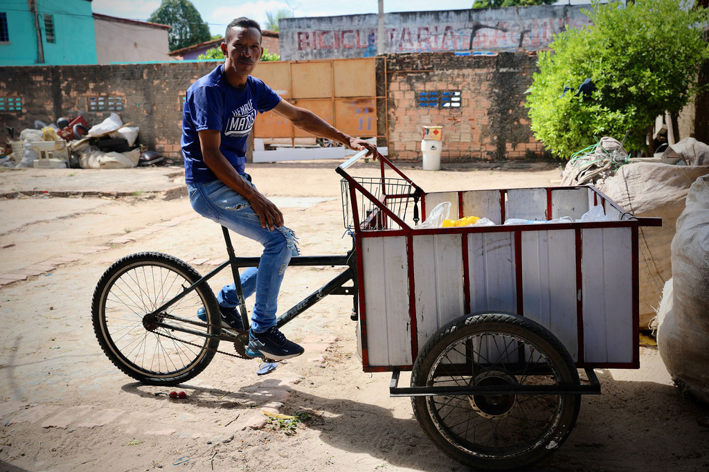 Javier Quintana, un venezolano de cuarenta y seis años, montando en bicicleta antes de partir hacia una nueva vida en Santa Catalina, un Estado del sur de Brasil.