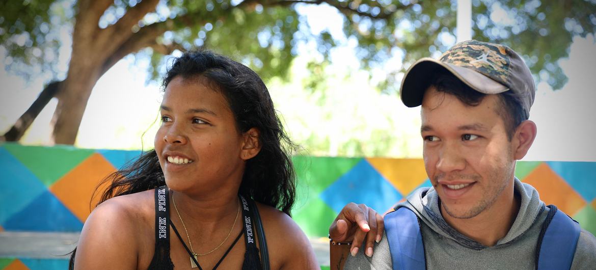 Pedro, 26, e Loriuska, 19, um jovem casal venezuelano iniciando uma nova vida juntos no sul do Brasil.