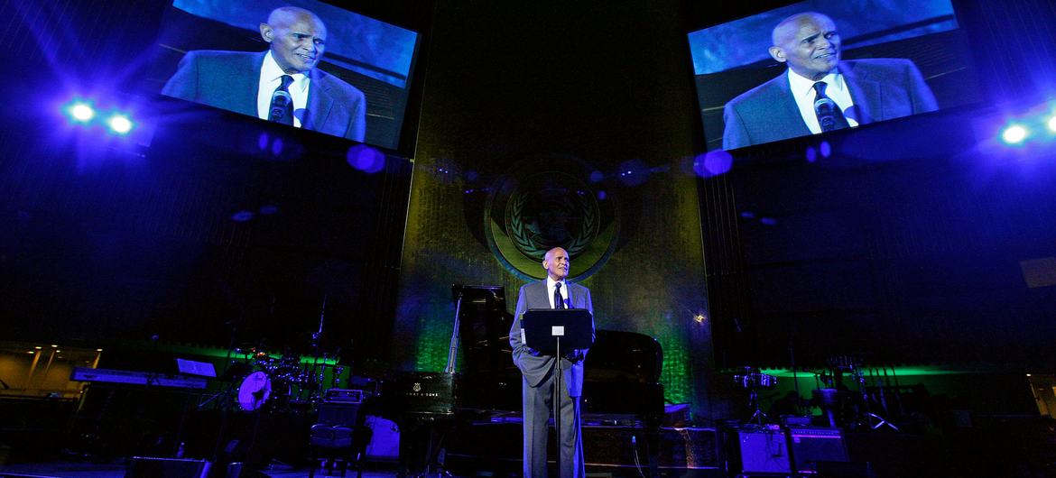 哈里·贝拉方特 (Harry Belafonte) 向聚集在联大会堂倾听 2009 年联合国日音乐会的观众致辞。