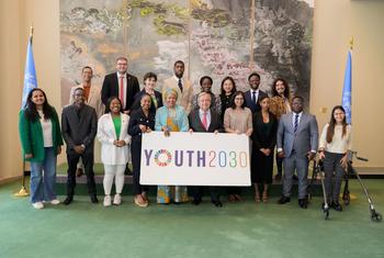 سیکرٹری جنرل انتونیو گوتیرش اور ڈپٹی سیکرٹری جنرل امینہ محمد پائیدار ترقی کے اہداف کے حصول میں پیش پیش نوجوان قیادت کے ساتھ۔