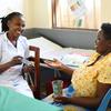 Mwanamke akipokea dawa ya kuzuia malaria katika kituo cha afya nchini Uganda