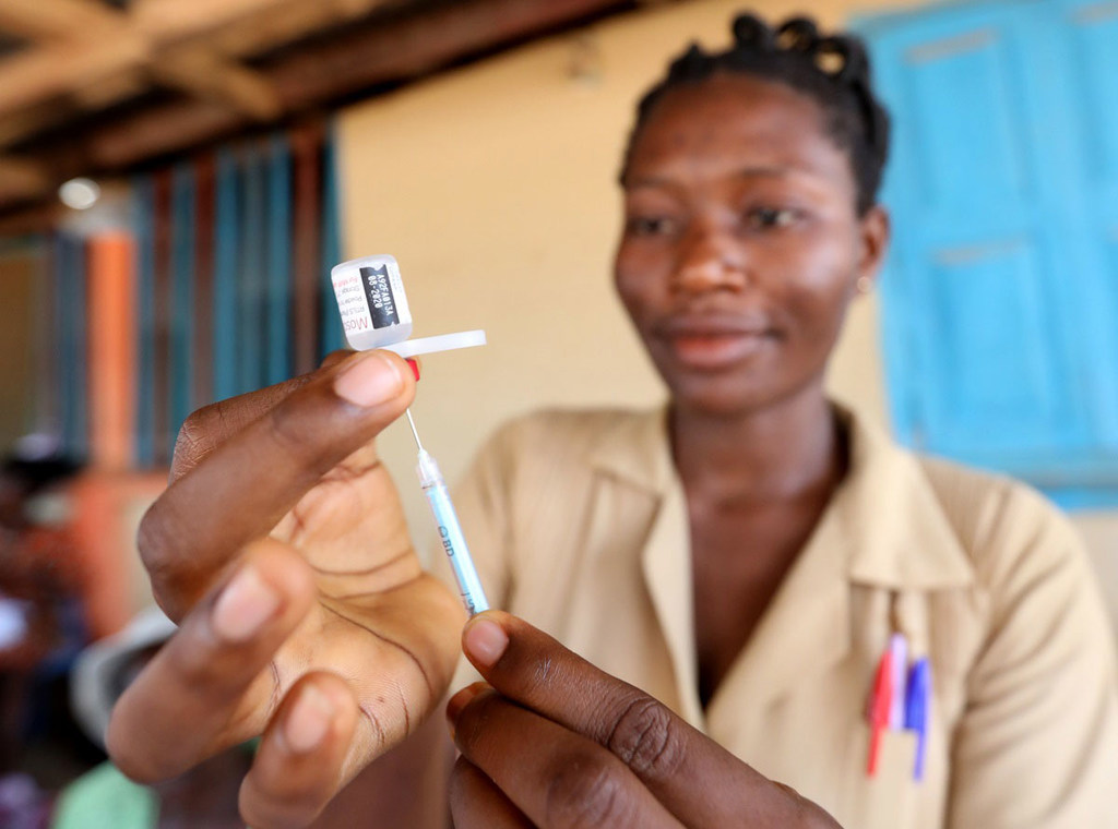 Seorang petugas kesehatan memegang jarum suntik vaksin malaria di Ghana selama kampanye vaksinasi massal.  (mengajukan)