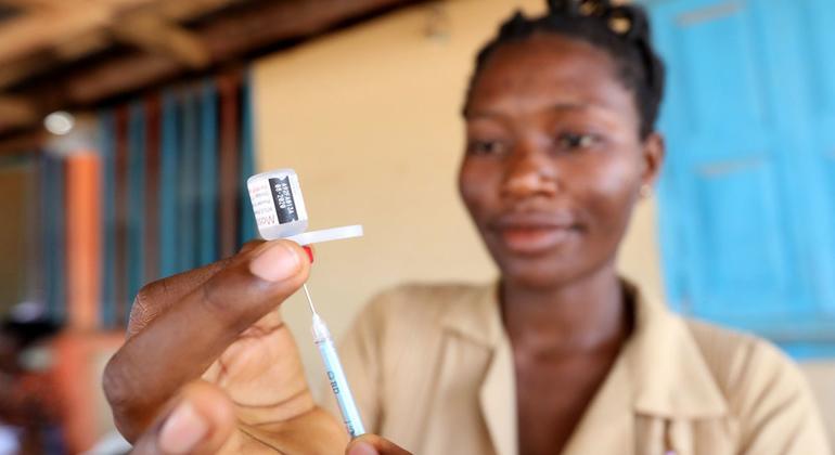 Uma profissional de saúde segura uma seringa de vacina contra a malária em Gana durante uma campanha de vacinação em massa