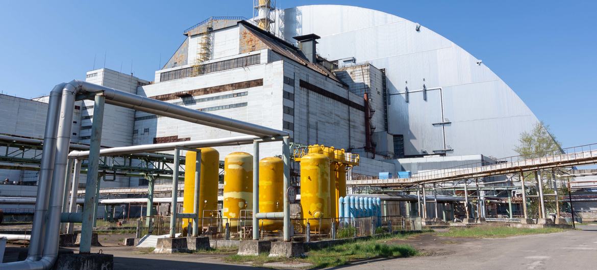 Vista de la antigua central nuclear de Chernóbil, incluido el revestimiento protector del nuevo confinamiento de seguridad que resultó dañado, en la parte posterior de la fotografía.