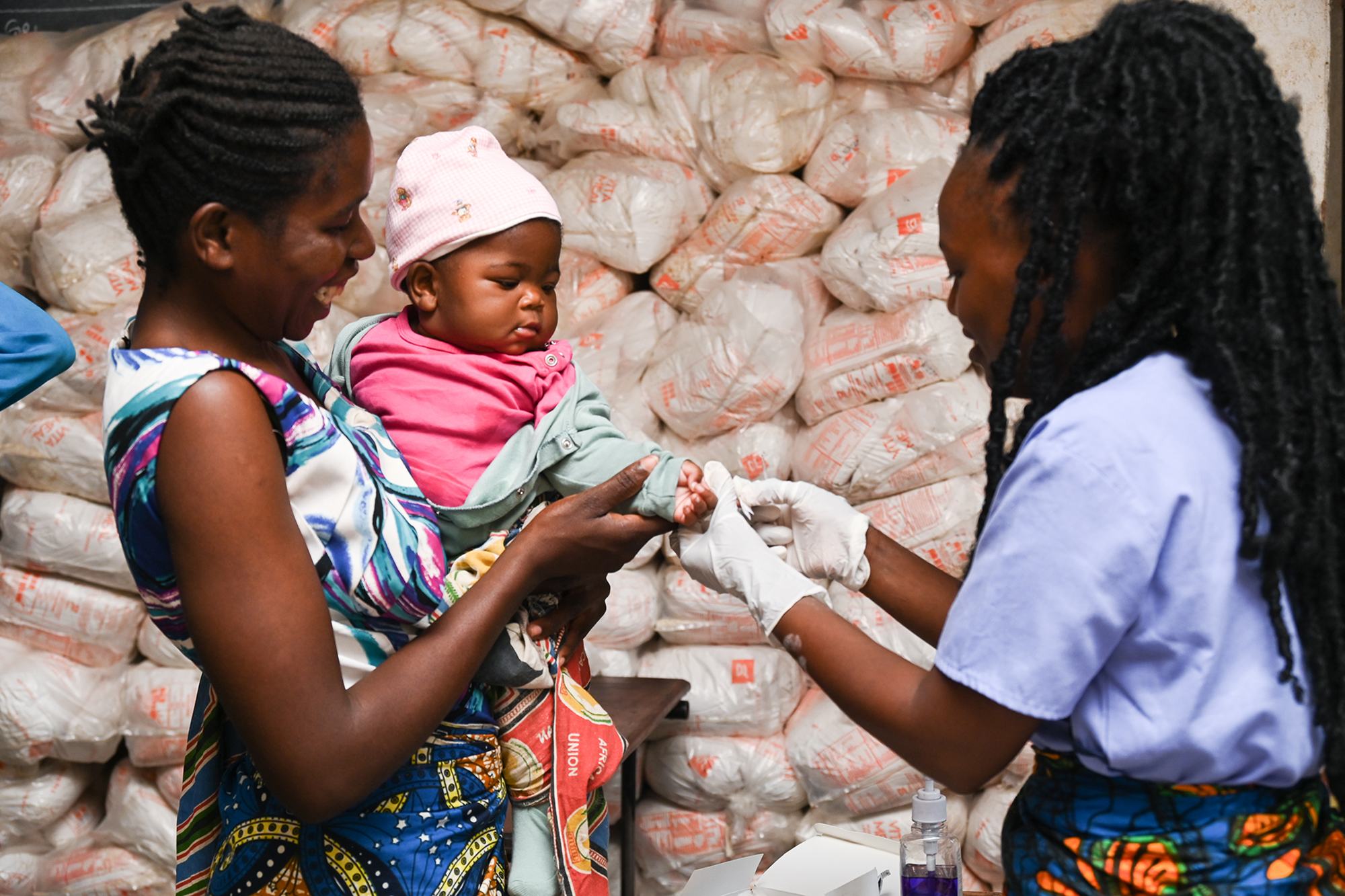 Un bébé de six mois subit un test de dépistage du paludisme après les inondations et la dévastation causées par le cyclone Freddy au Malawi.