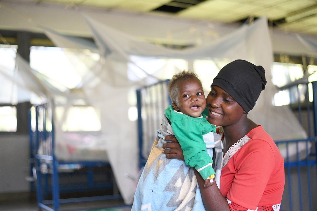 Une femme et son bébé en Ouganda dans le service pédiatrique de l'hôpital Itojo, qui n'a enregistré aucun cas de paludisme grâce aux interventions de l'UNICEF et du ministère de la santé, notamment les moustiquaires.