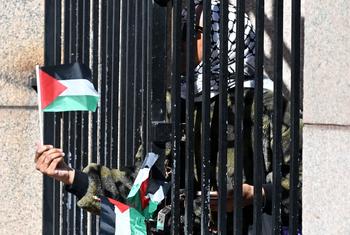Manifestantes en Nueva York mostrando una bandera Palestina.