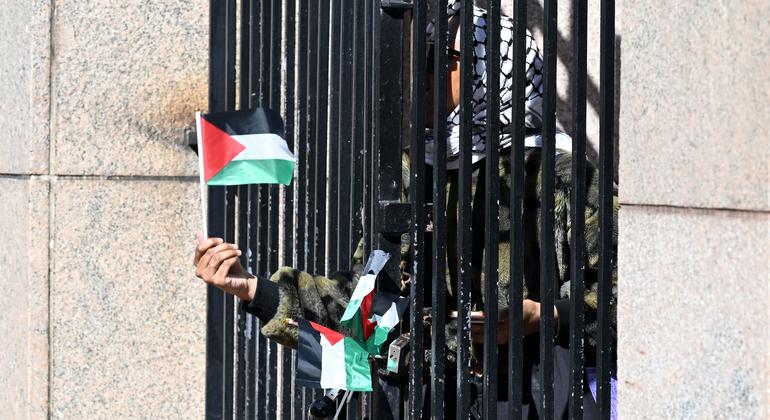 Manifestantes en Nueva York mostrando una bandera Palestina.