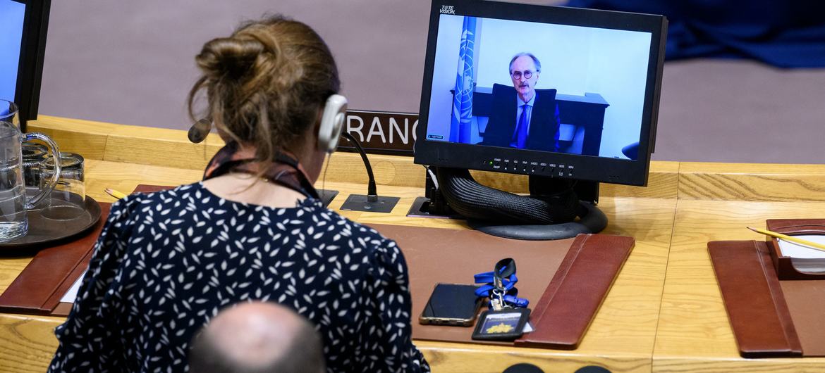 Geir Pedersen (à l'écran), Envoyé spécial du Secrétaire général pour la Syrie, informe la réunion du Conseil de sécurité de la situation dans le pays.