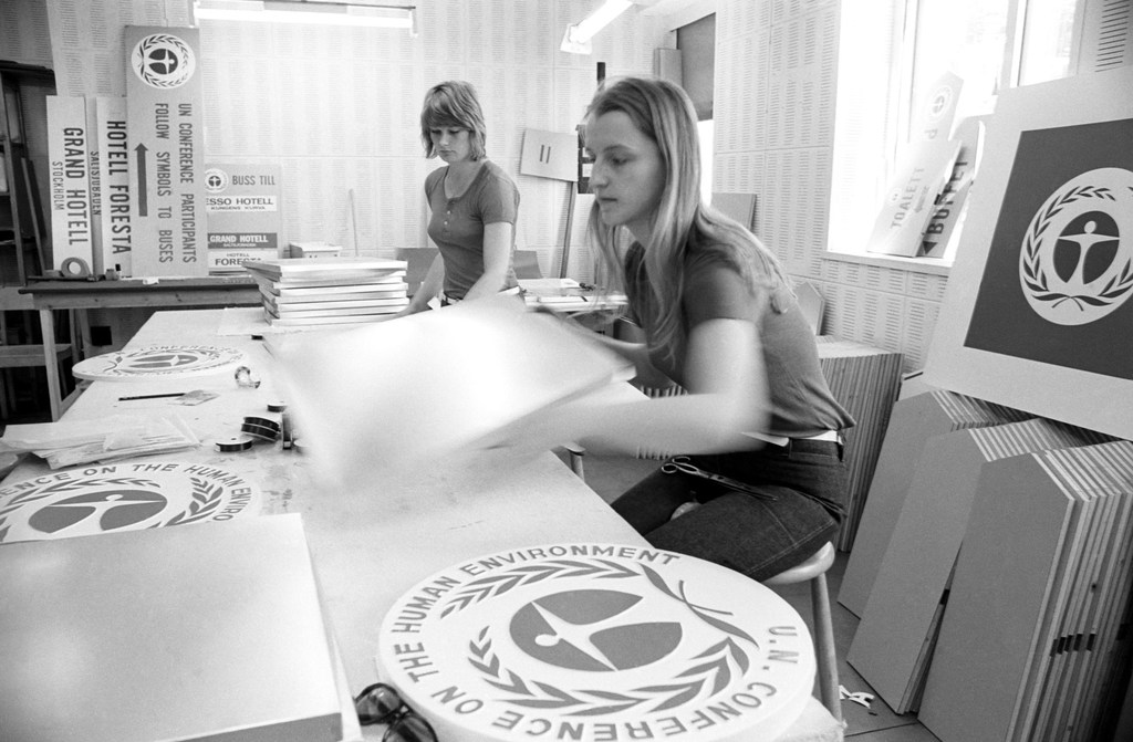 یک تیم پوسترها و علائمی را برای استفاده در کنفرانس سازمان ملل متحد در مورد محیط زیست انسانی در استکهلم، سوئد در سال 1972 آماده می کند (پرونده)