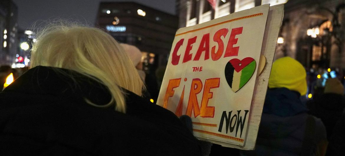 Manifestantes en Boston protestando por un alto el fuego en la guerra de Gaza.