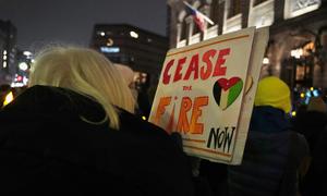Manifestantes en Boston protestando por un alto el fuego en la guerra de Gaza.