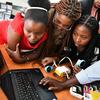 Des filles participent à un camp d'entraînement en robotique au Rwanda.