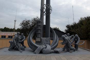 Mnara wa kumbukumbu ya askari wa zimamoto waliopambana kuzima moto wa janga la nyuklia la Chernobyl 1986 Ukraine