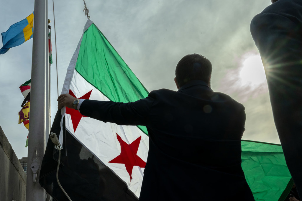 Waziri wa Mambo ya Nje wa Syria, Asaad Al-Shaibani, akiinua bendera mpya ya nchi hiyo katika Makao Makuu ya Umoja wa Mataifa mjini New York, Marekani.