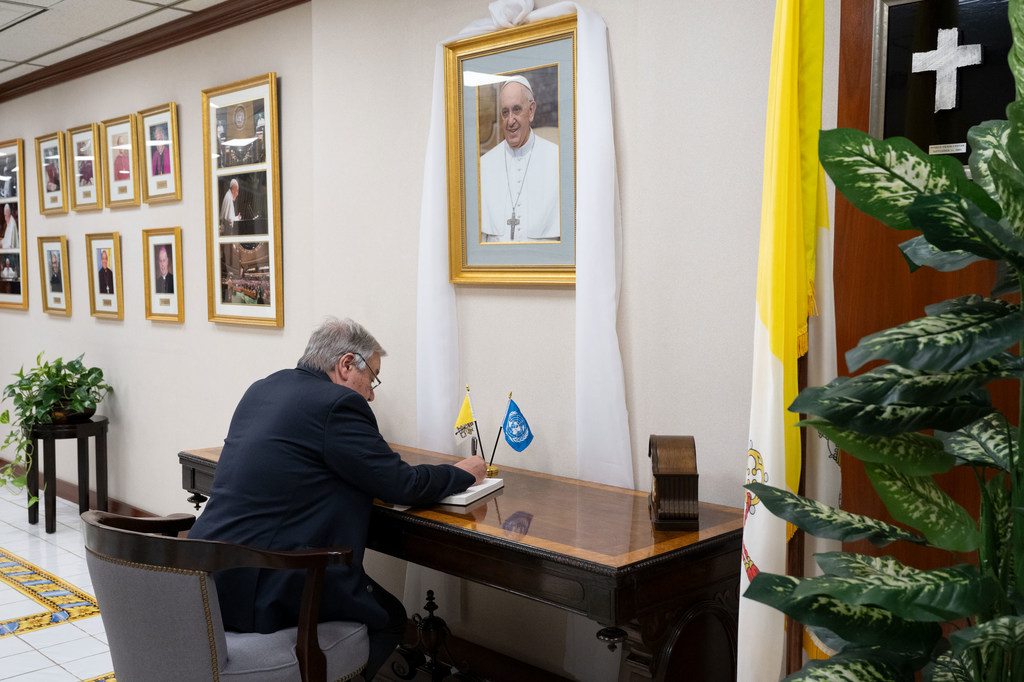 Le Secrétaire général de l'ONU, António Guterres, signe un livre de condoléances pour le pape François à Rome.