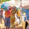 Watu ambao wamekimbia ghasia nchini DR Congo hadi Burundi wakipakia mali zao kwenye basi linalowapeleka kwenye makazi ya wakimbizi.