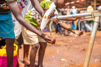 在锡比托克省的一个难民营中，逃离刚果民主共和国暴力局势到布隆迪的人们在供水点使用水源。