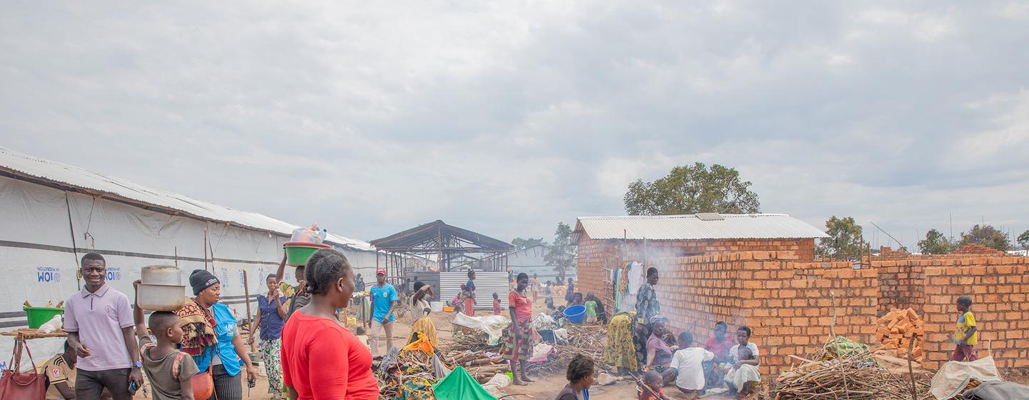 Des personnes ayant fui les violences en République démocratique du Congo sont transférées vers le site de réfugiés de Musenyi, dans le sud du Burundi voisin.
