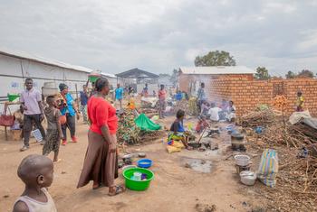 Des personnes ayant fui les violences en République démocratique du Congo sont transférées vers le site de réfugiés de Musenyi, dans le sud du Burundi voisin.