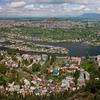 Vista aérea de Srinagar, Caxemira, mostrando o Lago Dal com seus inúmeros barcos-casa, áreas residenciais circundantes e montanhas.