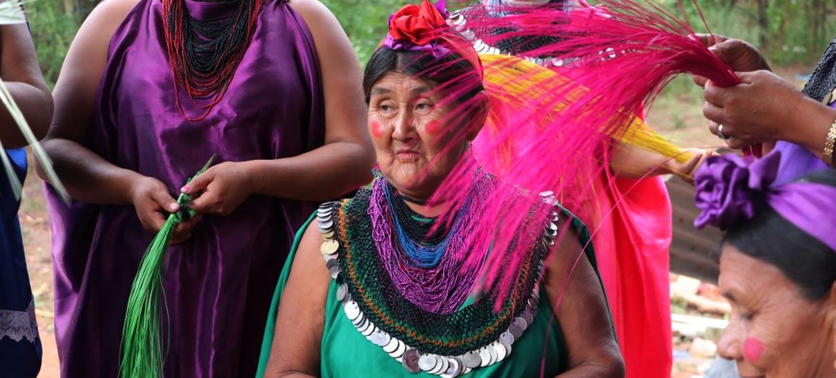 Uma indígena guarani da Comunidade Tentaguasu do Chaco boliviano tecendo com folhas de palmeira.