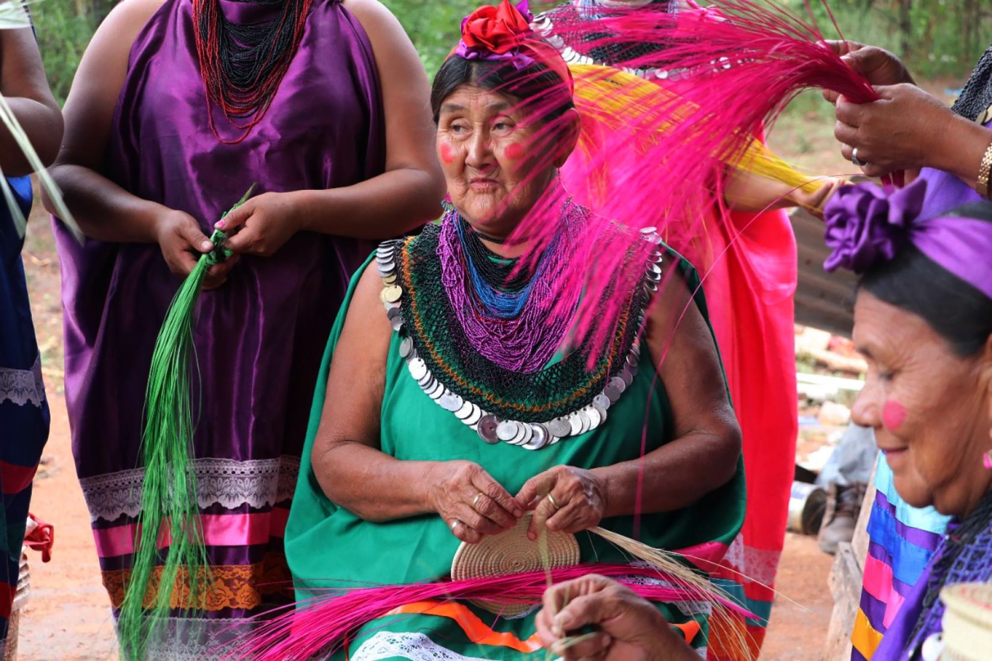 玻利维亚查科坦塔瓜苏社区的一名土著瓜拉尼妇女在用棕榈叶进行编织。