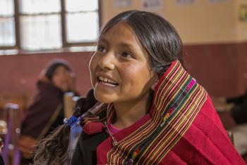 Una niña indígena sonriente en clase, en Tarabuco-Chuquisaca