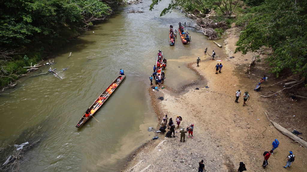 Imagen aérea de migrantes que llegan en barco a Lajas Blancas, en el río Chucunaque, provincia de Darién.