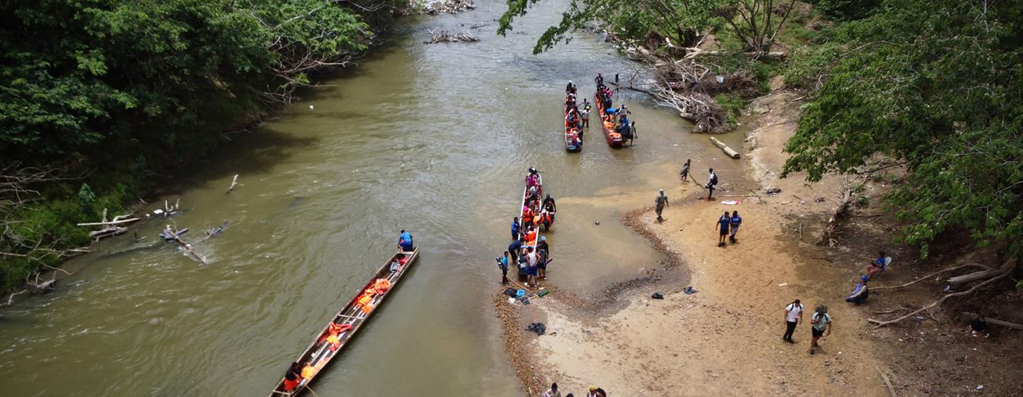 Imagen aérea de migrantes que llegan en barco a Lajas Blancas, en el río Chucunaque, provincia de Darién.